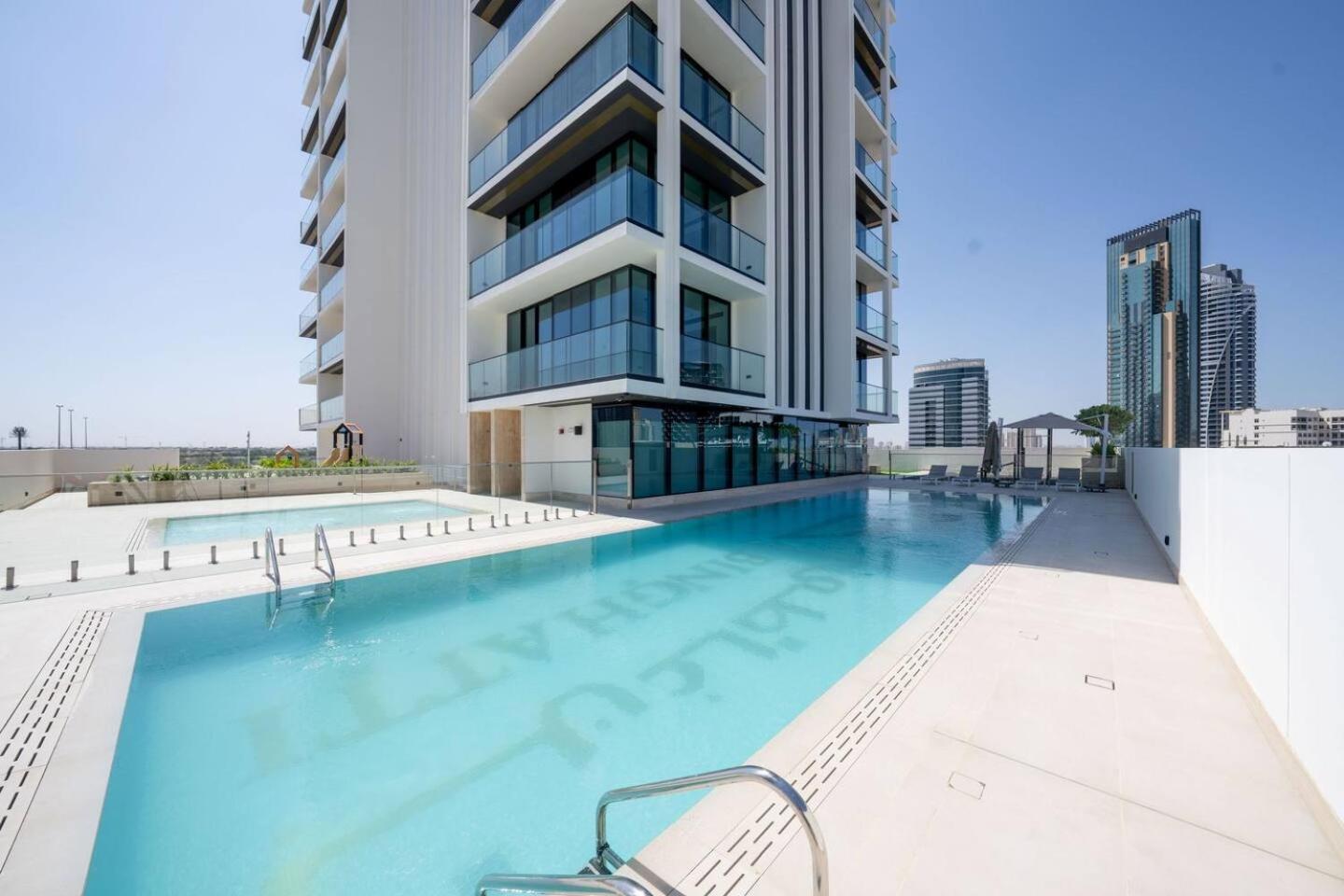 Apartment Elegant 1br In Jvc With Spacious Balcony *