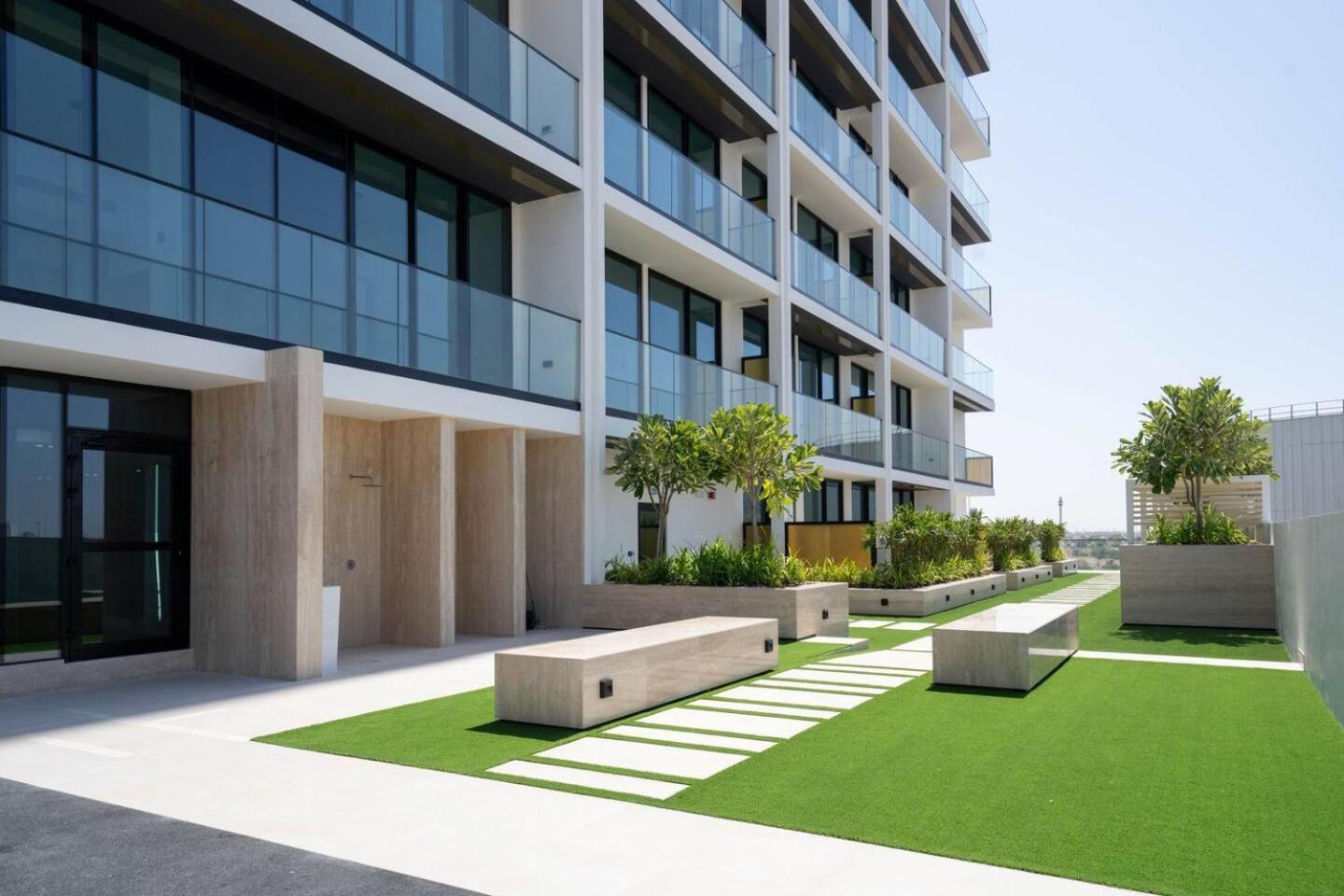 Elegant 1br In Jvc With Spacious Balcony