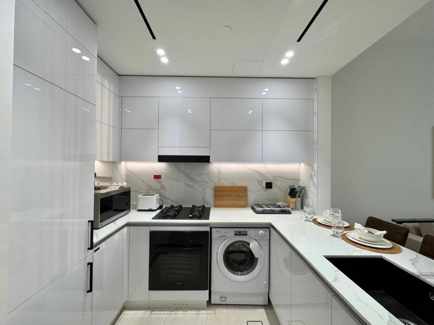 Elegant 1br In Jvc With Spacious Balcony